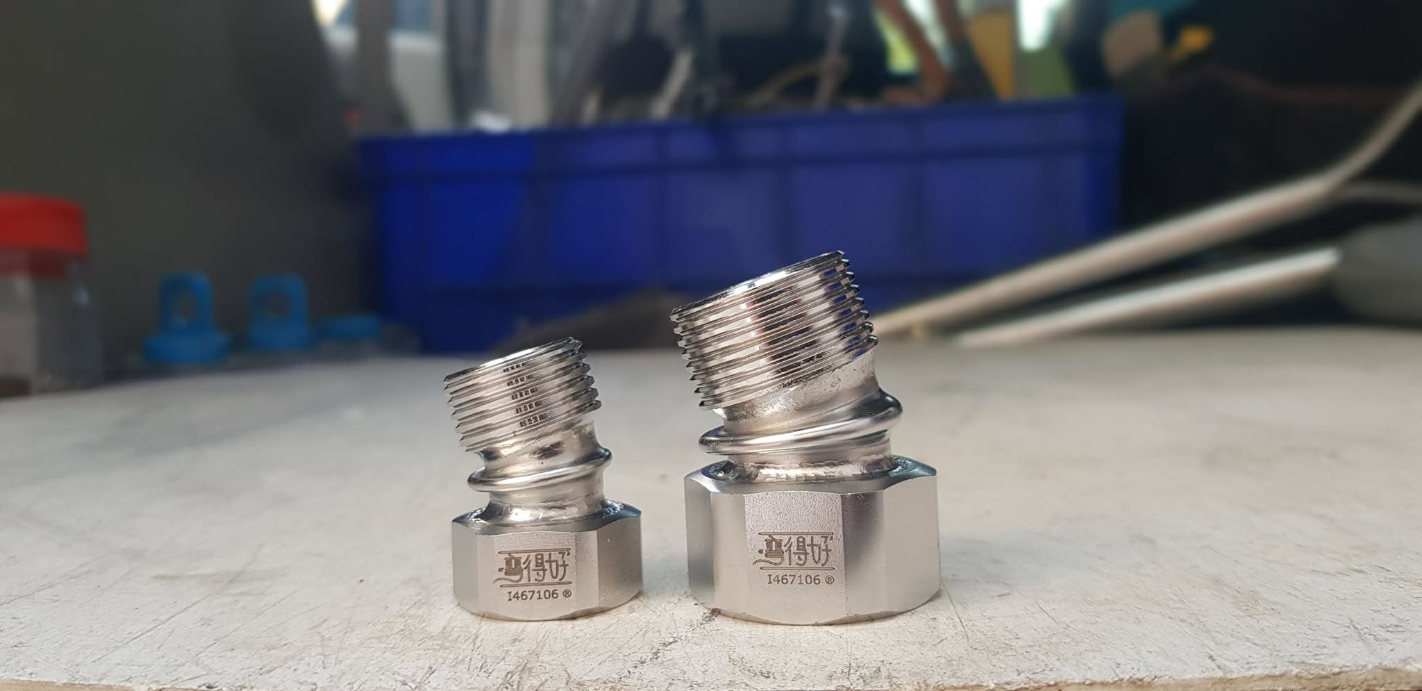 彎得好兩種尺寸可彎內外牙接頭實物，呈現外牙端與六角本體